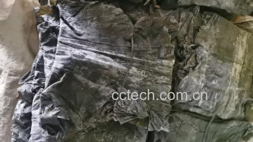 高清微距镜头拍摄:深褐色整张干海带平铺于透明玻璃盆中,水面清澈无浑浊,底部可见少量白色盐粒沉淀,水温计显示4.2℃,计时器定格在01:30:00 干海带冷水浸泡过程特写