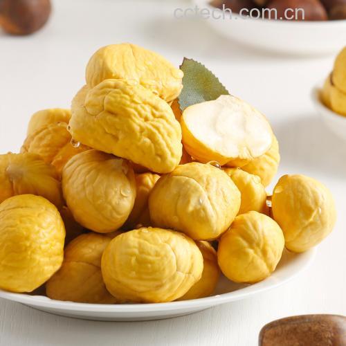 两张并列图片,左侧为新鲜带壳生栗子剖面,露出乳白色果肉;右侧为蒸熟去壳的金黄色板栗果仁,表面微泛油光,背景为木质砧板和蒸汽线条,象征烹饪过程 生栗子与熟栗子营养成分对比图