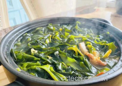 一碗热气腾腾的海带排骨汤,搭配绿色蔬菜 海带汤品展示