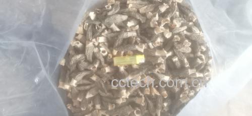 复水15分钟后对比:左侧为生理性褐变羊肚菌,菌体完整挺立,褶皱清晰如蜂巢,汤色淡琥珀色透明;右侧为腐败羊肚菌,菌盖边缘溶解呈棉絮状,菌柄断裂软烂,汤色深褐浑浊,水面漂浮黑色霉斑碎屑,底部可见灰白色菌丝沉淀 羊肚菌复水状态对比图