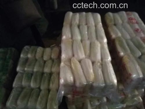 娃娃菜与番茄、黄瓜、胡萝卜等蔬果摆放在餐桌上,形成色彩丰富的健康饮食组合 娃娃菜与其他食材搭配图