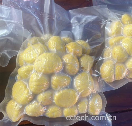 图示:不锈钢蒸屉中整齐排列的板栗,壳面可见清晰微张裂纹;右侧玻璃盆内为40℃温水中浸泡的栗子,手部特写正在轻柔搓揉,浅褐色涩皮成片脱落,露出淡黄色光滑栗仁 栗子蒸汽微裂与温水搓脱过程特写