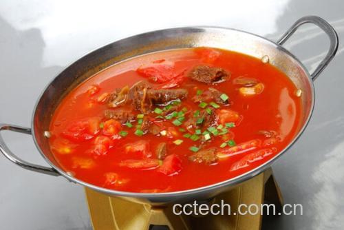 俯拍盛器:青花瓷深碗中盛满牛肉炖柿子,可见琥珀色清亮汤汁、棕红酥软牛腩块、橙红完整柿子块(带浅褐色核)、浮着几粒金黄姜丝,汤面泛细微油光,无黑斑无浑浊 牛肉炖柿子成品特写