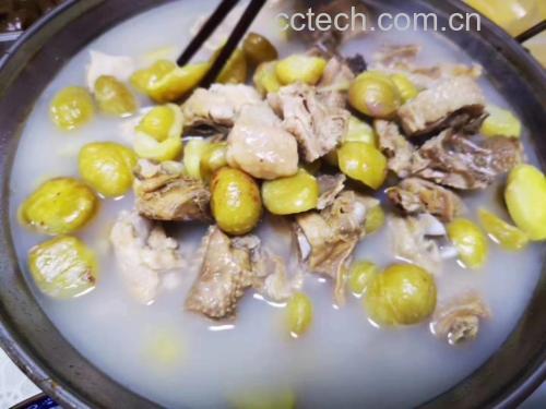 一碗热腾腾的栗子鸡汤,汤色清澈,栗子与鸡肉清晰可见,旁边摆放切好的姜片和红枣 栗子汤成品展示