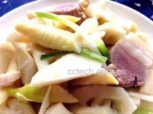 一道以竹笋为主料的清爽沙拉,搭配黄瓜、胡萝卜丝和橄榄油调味 竹笋沙拉