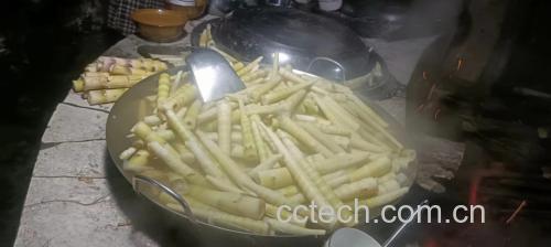 竹笋正在锅中焯水,旁边摆放着干净的厨房纸巾用于吸干水分 竹笋冷冻前焯水处理