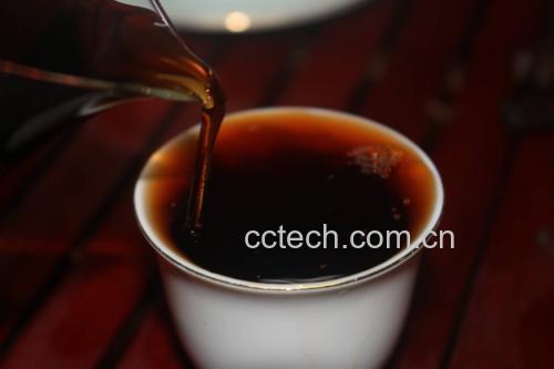 茉莉花茶冲泡过程展示,茶叶在水中缓缓舒展 茉莉花茶冲泡图