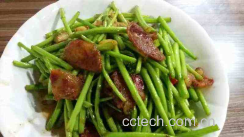 图中展示一道凉拌茼蒿与红豆的成品菜肴,色彩搭配美观,适合家庭餐桌 茼蒿与豆子凉拌成品图