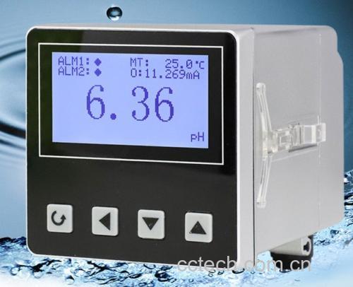 冰工厂柠檬海盐雪糕制作过程关键节点：手持红外测温枪对准蛋奶液表面测量75℃，旁边放置计时器显示8:00；背景虚化处可见冰水浴与搅拌器