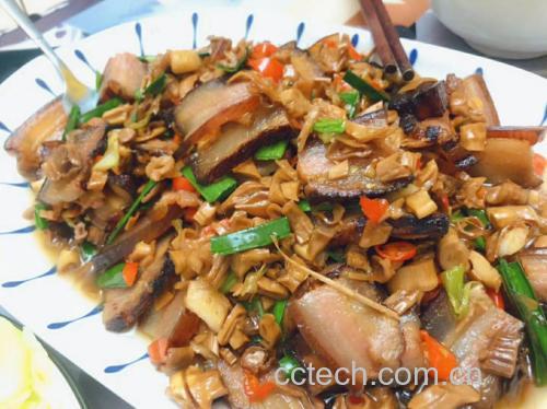 一盘热气腾腾的雷竹笋炒腊肉,色泽诱人,摆盘精致 雷竹笋烹饪成品图