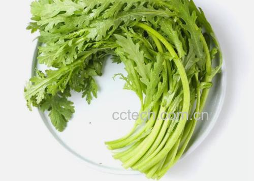 刚出锅的蒿子杆苦累全景图,突出颗粒饱满度、色泽分布(玉米黄+蒿子绿)、表面油润质感及竹笼传统容器特征 蒸制完成的蒿子杆苦累特写:竹笼中金黄微绿颗粒状成品,粒粒分明、表面油润有光泽,无塌陷无水渍,撒少量蒜末与香油亮泽