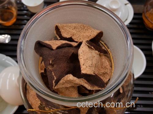 陈皮与山楂泡水图示,展示两种食材在玻璃壶中煮沸的状态 陈皮与山楂一起煮水喝的功效