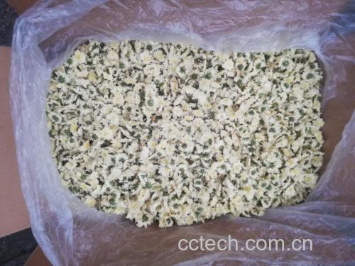 山楂干与菊花搭配泡水,清热明目 山楂干和菊花泡水的制作过程