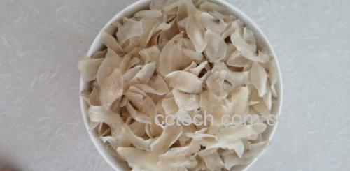 一位厨师正在案板上将新鲜的白色百合鳞茎一片片剥开,旁边放着一碗淡盐水,桌上还有去根修整好的百合瓣,背景干净整洁,光线明亮自然 鲜百合剥瓣清洗过程