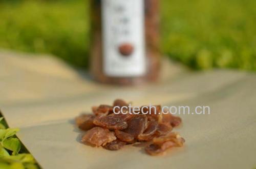 白色瓷盘中山药薄片与桂圆干交错摆放,背景为温暖阳光照射的窗台 山药切片与桂圆干搭配