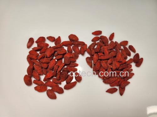 一张干净的木桌上摆放着一小篮新鲜韭菜和一小罐红枸杞,旁边是一只陶瓷茶壶和两个玻璃杯 食材展示