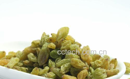 图示为透明玻璃杯中浸泡着几片红色山楂干,水面微微泛红,背景为厨房环境 山楂干泡水示意图