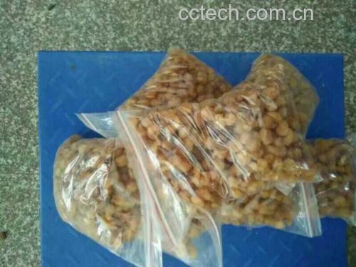 干桂圆与红枣、莲子一起泡茶的画面