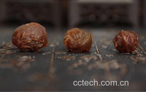 一碗热气腾腾的黑豆桂圆粥,碗边有水蒸气,背景为木质餐桌,营造出温暖舒适的饮食氛围 黑豆桂圆粥成品图