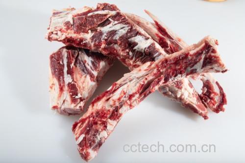 新鲜的牛肉块、去皮切片的白萝卜和剥壳洗净的竹笋,准备入锅炖煮 食材准备图:牛肉、白萝卜、竹笋整齐摆放