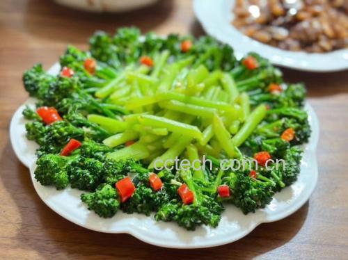 一盘清炒西兰花摆放在餐盘中,旁边配有胡萝卜和蒜末 西兰花料理示意图