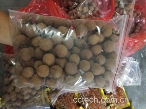 高清微距图:新鲜石硖桂圆果肉饱满透亮,手工剥壳后整齐排列于竹筛中,果肉完整无破损,核已完全剔除,表面干燥无水渍 桂圆剥壳去核过程特写