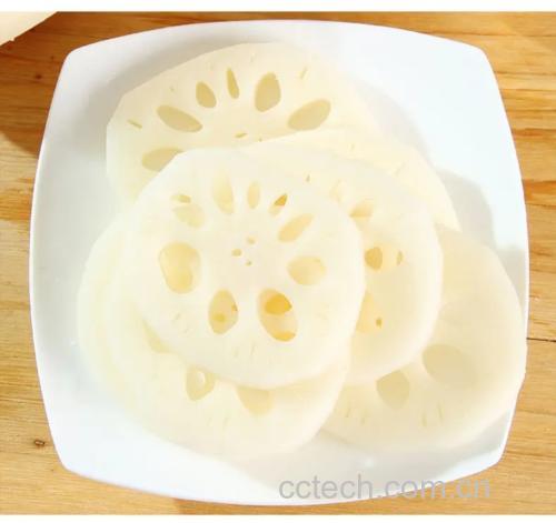 白莲藕与排骨在砂锅中慢火炖煮,汤色渐白,香气四溢 砂锅中炖着乳白色的藕汤,藕块完整呈浅粉色,汤面漂浮着几片姜和油花,热气腾腾