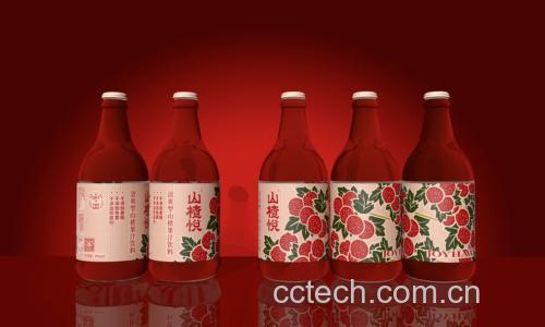 专业食品摄影:透明高硼硅玻璃量杯中盛放冷却至50℃的山楂苹果水,液体呈透亮琥珀色(非浑浊),杯壁附着薄层果胶膜,液面漂浮2片完整苹果皮与1颗完整山楂籽(展示原料完整性),背景为木质砧板与不锈钢厨房秤(显示净重200ml) 山楂苹果水成品盛于玻璃量杯中的横截面特写