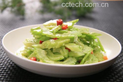 高清俯拍:刚出锅的苦瓜包菜小炒盛于浅口白瓷盘,色彩对比鲜明,苦瓜晶莹透亮、包菜舒展有型,油润不浮、干爽不水,呈现专业级家常爆炒质感 成品装盘特写:青翠苦瓜片与嫩白包菜交织,蒜片金黄、辣椒红亮,盘底无汁水,表面泛油光但不腻,撒少许白芝麻点缀