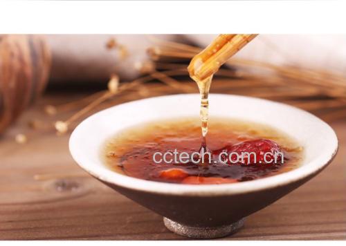 一碗热腾腾的蚕豆红枣汤,色泽红润,香气扑鼻 蚕豆和红枣炖煮的养生汤品