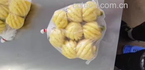 新鲜菠萝与红枣摆放在案板上,准备进行切割 菠萝和红枣的原材料展示