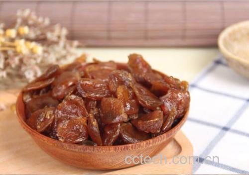 红枣桂圆花生米食材准备图,展示清洗干净的三种食材摆放在案板上,背景温馨自然 红枣桂圆花生米食材准备图