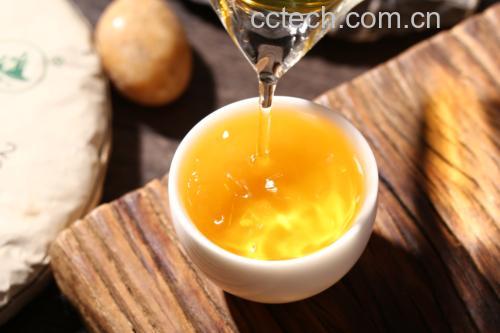 展示柚子普洱茶冲泡过程,茶具与茶叶清晰可见,光线柔和 柚子普洱茶冲泡过程图