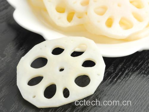 俯拍高清图:中央为去皮切片的洁白莲藕(3-4mm厚),周围环形摆放五小碟配菜——橙红胡萝卜丝、翠绿青椒圈、浅褐泡发香菇片、粉红开背虾仁、银白绿豆芽,背景为原木砧板与不锈钢刀具,光线明亮自然,突出食材新鲜质感 莲藕与五种经典配菜并列摆放特写图
