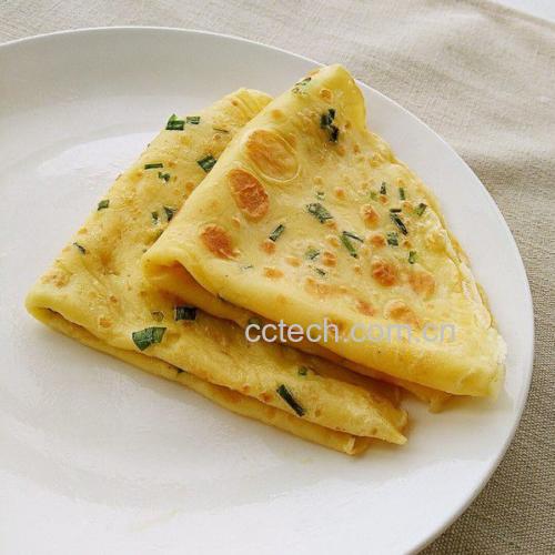 平底锅中小火慢煎的小葱饼子,表面已呈现金黄色斑纹,边缘微微翘起,厨师正用锅铲轻轻翻面,油光润泽,香气仿佛透过画面溢出 小葱饼子煎制过程