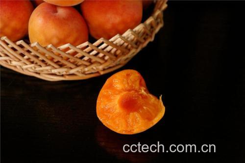 新鲜杏果实特写,展示其橙黄色果肉与光滑表皮 新鲜杏果实特写