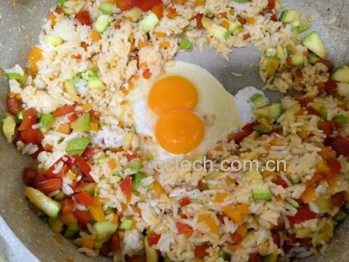 西兰花鸡蛋炒饭成品图