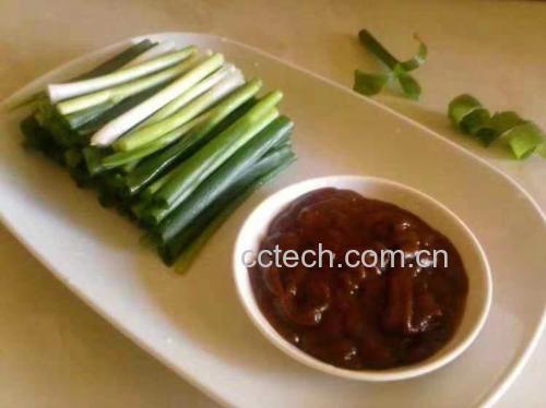 小葱与酱料摆盘图