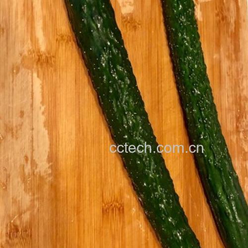 一位家庭主妇在明亮厨房的操作台上使用水果刀为一个中等大小的木瓜削皮,木瓜一半已去皮露出橙黄色果肉,另一侧仍带黄绿色果皮;旁边放着砧板和不锈钢勺子用于挖籽,背景整洁温馨,体现日常健康饮食场景 家庭厨房中正在削皮切块木瓜的过程