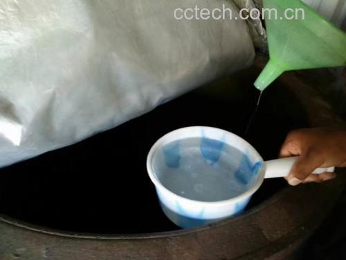 自制青提葡萄酒过程:将青提压碎放入发酵罐中 自制青提葡萄酒过程