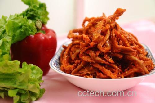 一位中年男性在晚餐时倒出一小杯韭菜泡酒,搭配家常菜 韭菜泡酒饮用场景图