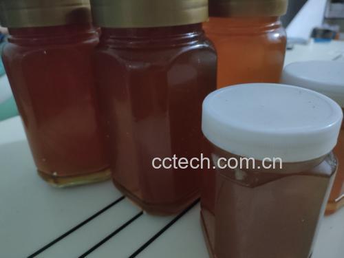 将熬好的李子酱趁热装入消毒过的玻璃罐中 李子酱装罐保存