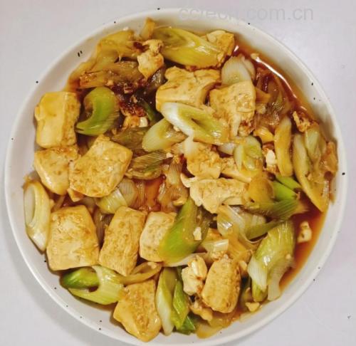 双场景实拍:左图展示小葱段在160℃热油中保持翠绿形态与适度卷曲(耐热性体现);右图特写小葱末均匀撒布于冰镇豆腐表面,呈现细腻青绿色泽与挺括质地(鲜食适配性) 厨房实操场景对比图:左侧中式炒锅中爆香小葱段,右侧日式砧板上切配小葱末用于冷盘