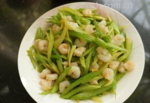 蒜苔和芹菜炒制的家常菜 蒜苔和芹菜的搭配菜肴