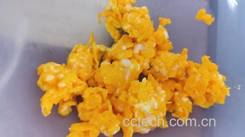 金黄鸡蛋与橙红柿子搭配的成品菜,盛放在白色盘中,色泽诱人 成品图:柿子炒鸡蛋装盘展示