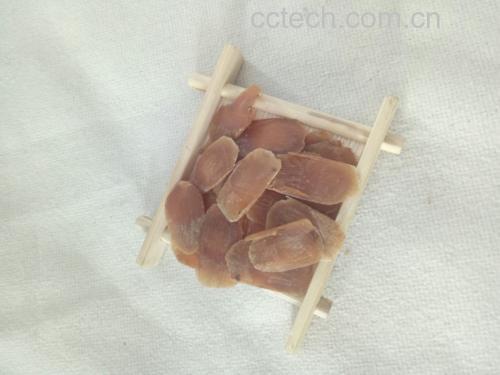 左侧为干燥的生晒人参,表面淡黄白色,质地较脆;右侧为红参,呈深红棕色,表面有光泽,质地坚硬,断面角质样。两者并列摆放于木质托盘上,背景为传统中药柜,突出药材对比效果 红参与人参对比图
