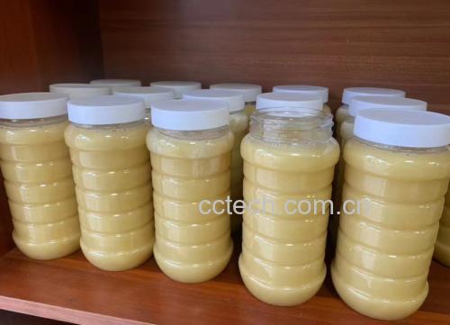 百香果蜂蜜水成品图,杯中可见百香果果肉与蜂蜜融合,色泽金黄透亮 百香果蜂蜜水成品图