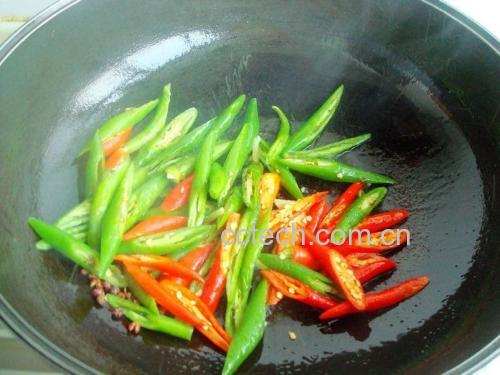 干辣椒段在炒菜锅中爆炒,展现其烹饪应用 干辣椒段在炒菜中的使用场景