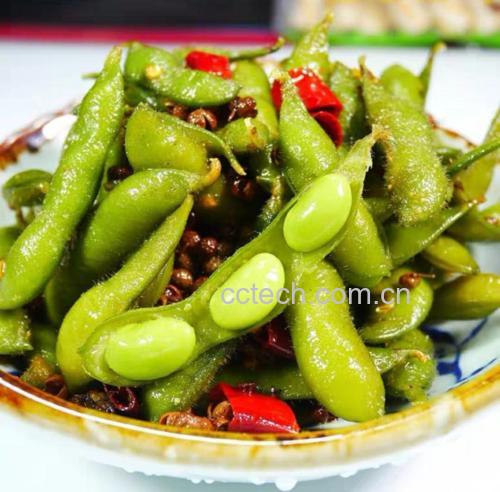 一盘色泽翠绿的毛豆炒冬瓜,盛放在白色盘中,展现清爽的夏日风味 毛豆炒冬瓜成品图