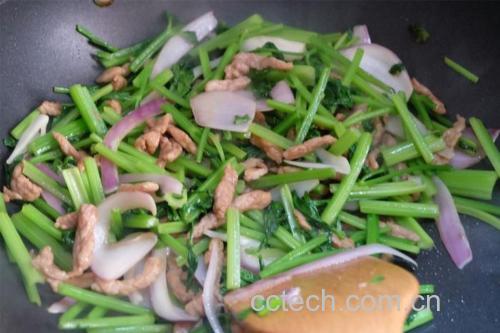 展示芹菜在锅中翻炒的动态过程,蒜香与芹菜融合 芹菜翻炒过程